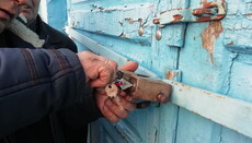 Активісти у Птичі показали, як зламували двері храму УПЦ