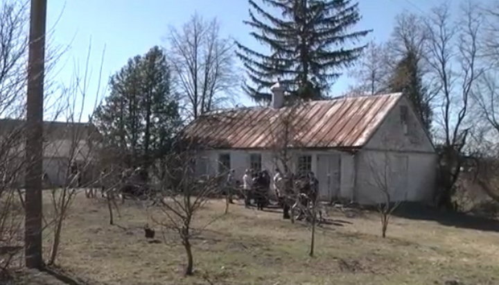 В Мирном общину УПЦ выгнали не только из их храма, но и из аварийной хаты