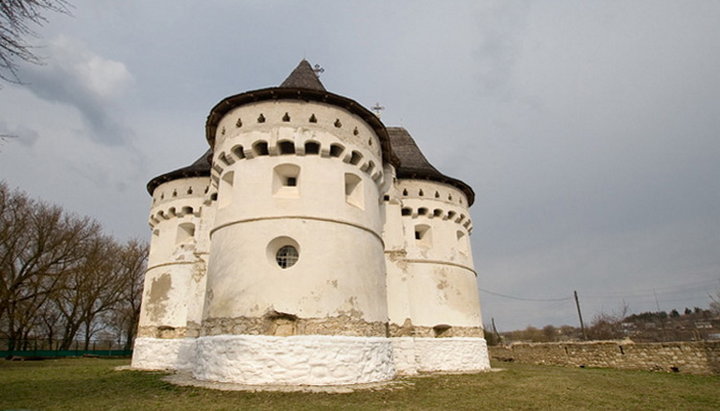 UOC believers in Sutkovtsy defend their temple against OCU activists