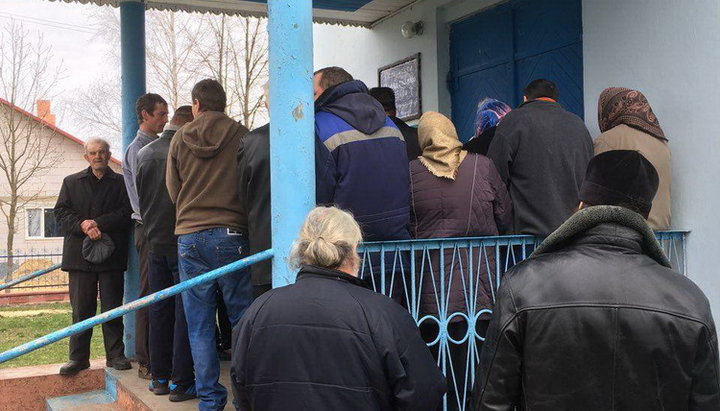 In the village of Kopytov in Korets district, Rovno region, the temple is being seized by the OCU supporters