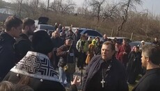 Parishioners defend Archbishop Varsonofy from attack of OCU cleric