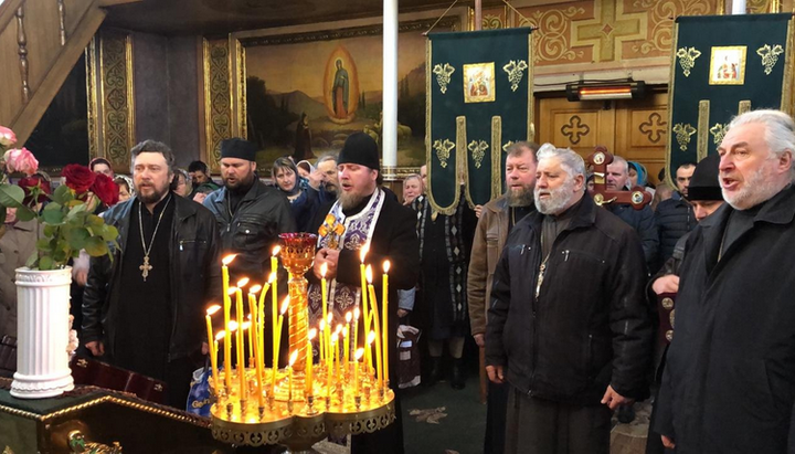 Віряни УПЦ прийшли на молитовне стояння під Корецьку РДА