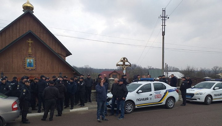 На свято Благовіщення, в селі сталася рейдерська атака за участю радикалів з «Правого сектору», яка закінчилася для загарбників невдачею