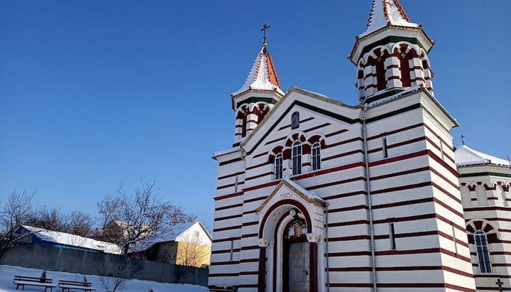 Храм УПЦ в честь Архистратига Божиего Михаила в селе Задубровка.