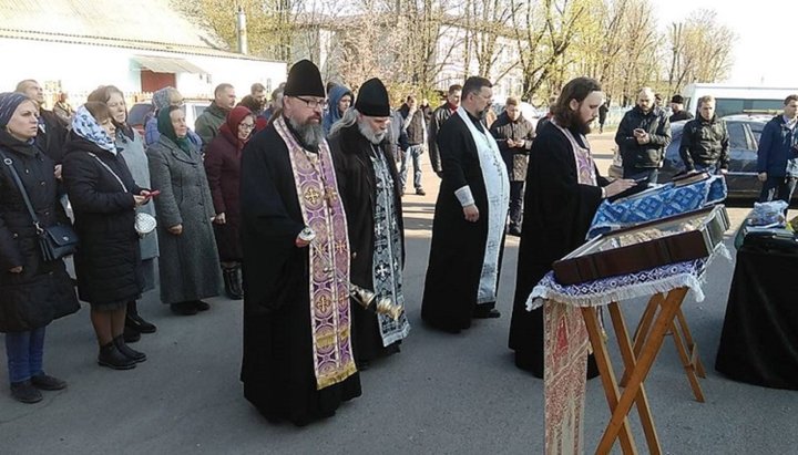 Община в Погребах продолжает молиться возле храма, переведенного в ПЦУ