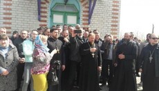 В селе Старые Кошары на Волыни верующие УПЦ пытаются отстоять свой храм