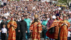 5,000 believers walk in Easter cross procession through Vinnitsa streets