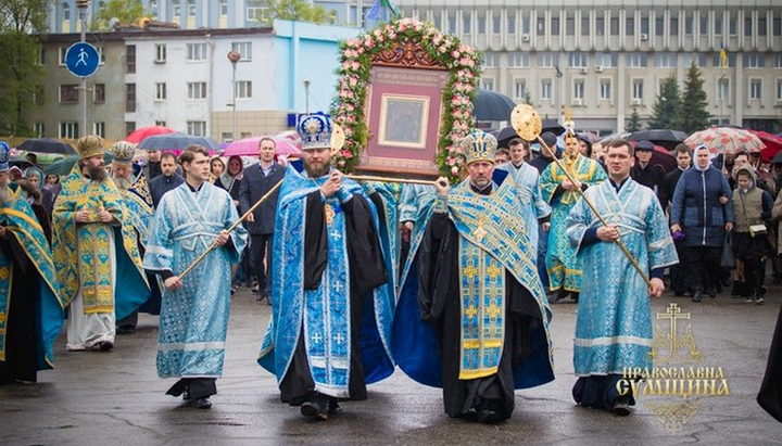 2000 верующих Сум прошли крестным ходом с иконой Богоматери «Прозренная»