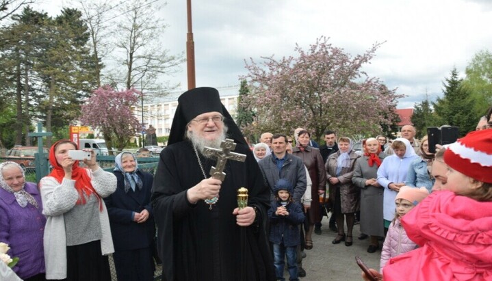 После пасхального молебна у храма Петра и Павла