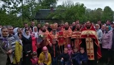 Митрополит Владимир поддержал общину захваченного храма УПЦ в селе Голядин