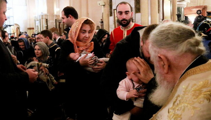 Католикос-Патриарх Илия II благословляет младенцев