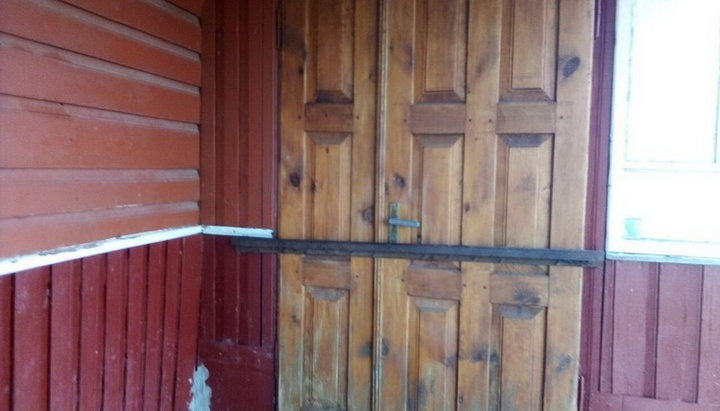 Активисты ПЦУ забили металлической полосой двери в дом, где совершает богослужения Свято-Михайловская община УП