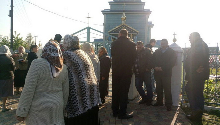 In the village of Mnishin, Rovno region, supporters of the OCU blocked access to the church territory for the UOC believers