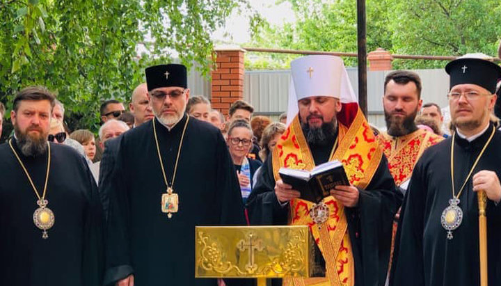 Epiphany Dumenko and Archbishop Daniel (Zelinsky) of Pamphilon in Mariupol