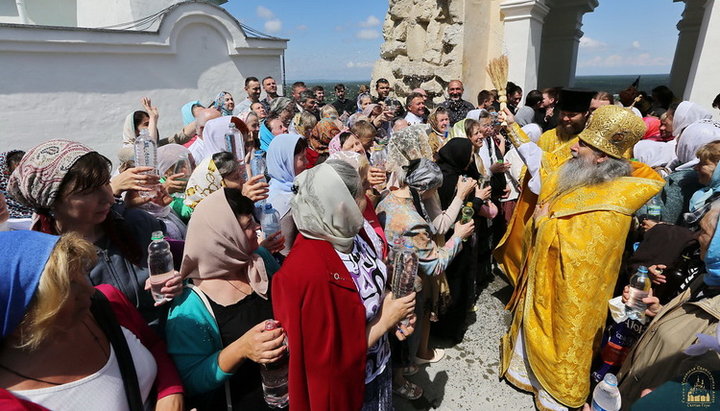 Крестный ход и водосвятие в Свято-Успенской Святогорской лавре