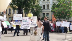 Filaret adherents picket the venue of OCU “Synod” session