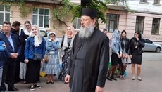 Владыка Мелетий поддержал верующих на молитвенном стоянии у Черновицкой ОГА