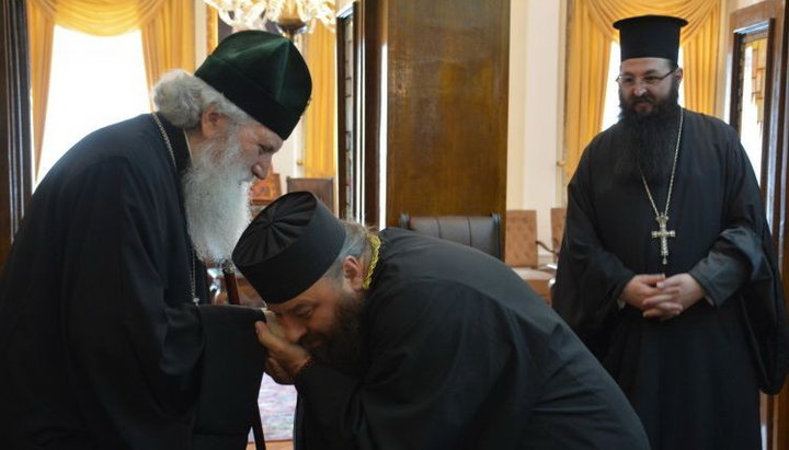 Archbishop Longin (Zhar) of Bancheny greets Patriarch Neophyte of Bulgaria. Photo: Site of the Bulgarian Patriarchate