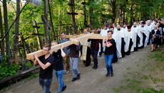 В Польше клирики УПЦ помолились в юбилейном паломничестве к Горе Крестов