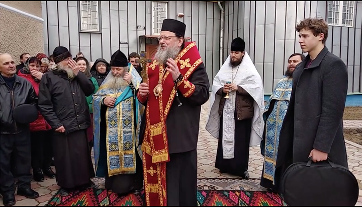 Metropolitan Melety with the clergy and parishioners of the church in Vaslovovtsy village. Photo: Facebook