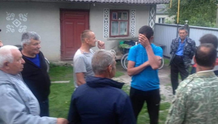 П'яні прихильники ПЦУ з'явилися у дворі церковного будинку, де мешкає протоієрей УПЦ Ігор Гнатишин