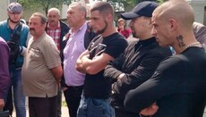 Боевики с газовыми баллончиками пытались сорвать богослужение УПЦ в Товтрах