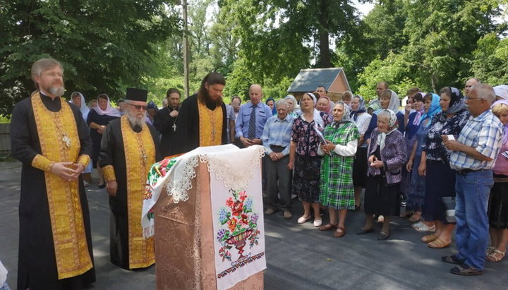 The priest of the Cyprus Church, Archimandrite Nectarios, visited the parishes of Ternopol Eparchy, affected by church raiding. Photo: Ternopol Eparchy