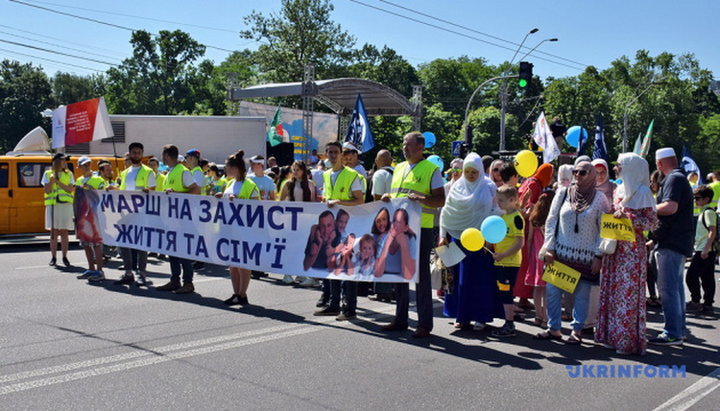 Всеукраинское шествие в защиту прав детей и семей в Киеве. Фото: Укринформ