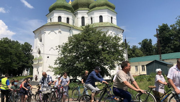 Участники молодежного велопаломничества посетили 10 храмов Нежина. Фото: Нежинская епархия