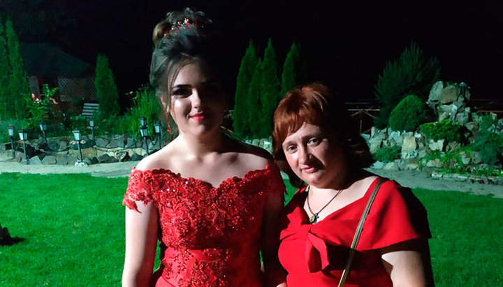 Кристина Велущак с матерью. Фото: Черновицко-Буковинская епархия