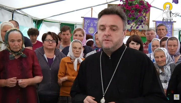 Archpriest Igor Gnatishin and parishioners of the Church of the Nativity of the Holy Theotokos. Photo: UOJ