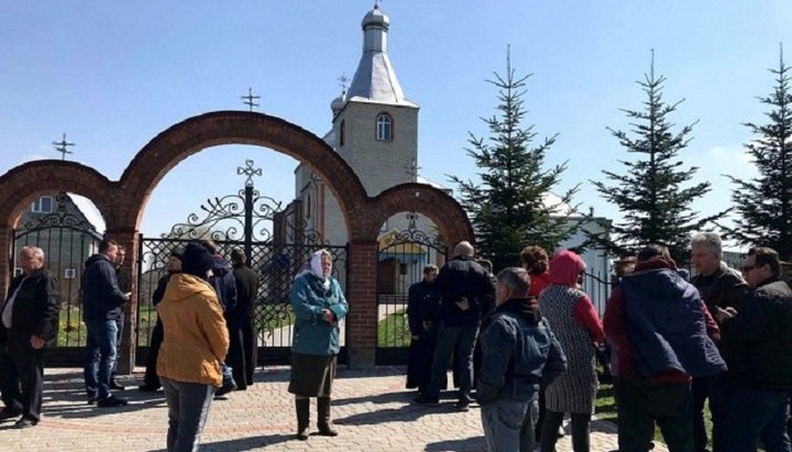 Biserica Sf. Nicolae a Bisericii Ortodoxe Ucrainene din sat. Budeatici este acum cu uşile sigilate. Imagine: 