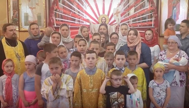 Copiii din comunitatea religioasă a Bisericii Ortodoxe Ucrainene din satul Doroşovţi. Imagine: screenshot din adresarea video