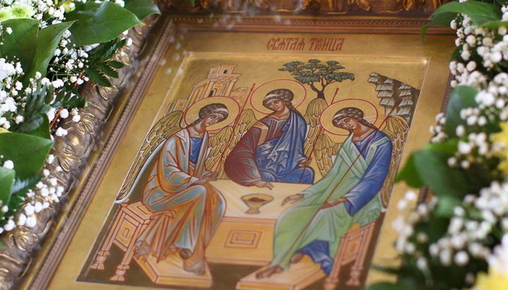 Икона Пресвятой Троицы на аналое. Фото: Информационно-просветительский центр