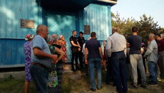 В селе Нуйно активисты ПЦУ отбирают у верующих УПЦ оба сельских храма
