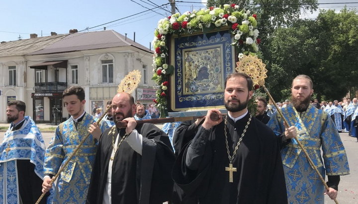 По улицам Херсона прошел традиционный Крестный ход с Касперовской иконой Божией Матери. Фото: Херсонская епархия