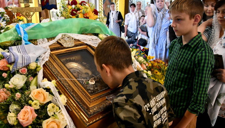Believers worship the myrrh-secreting Icon of the Theotokos. Photo: site of the Volyn Eparchy of the UOC