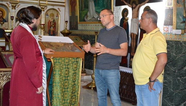 Настоятелю Свято-Николаевского храма передали старинную икону. Фото: nabludatel.od.ua