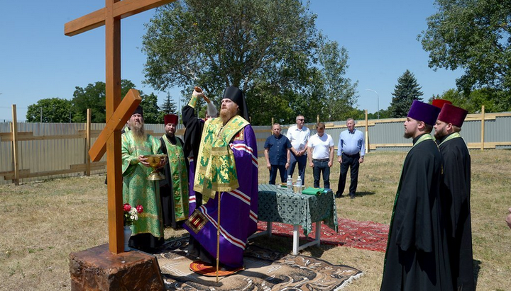 В селе Сергеевка епископ Волновахский Амвросий возглавил молебен перед началом строительства Свято-Троицкого храма. Фото: Обозреватель