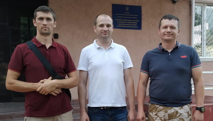 Membrii Organizaţiei Civice «Svoboda» Vladimir Briuhoveţki şi Denis Popov împreună cu şeful secţiei de poliţie din orş. Nijîn Vladimir Boiko. Imagine: Facebook