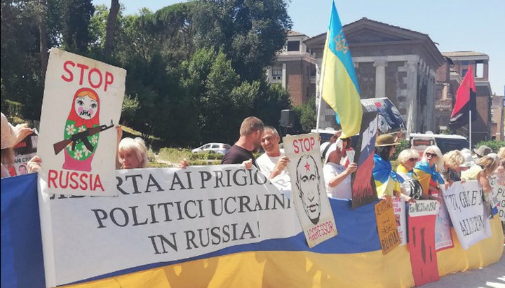 Представители украинской общины Рима, протестующие против приезда Путина. Фото: Lb.ua