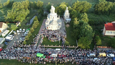 În Bucovina mii de pelerini au urmat Drumul Crucii la mănăstirea Kreşeatik