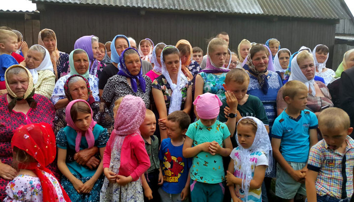 Enoriaşii bisericii canonice din sat. Nuino. Imagine: site-ul  Eparhiei de Volyn a Bisericii Ortodoxe Ucrainene
