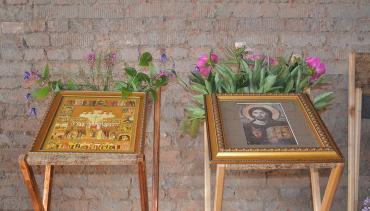 Analogions with icons. Photo: Site of the Sorrowful Convent