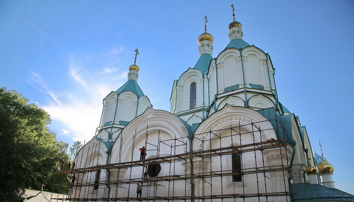 Святогорская Свято-Успенская лавра приглашает помочь в реставрации собора