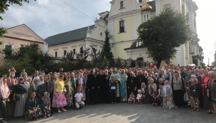 Перший молебень біля Спасо-Преображенського собору. Фото: Вінницька єпархія