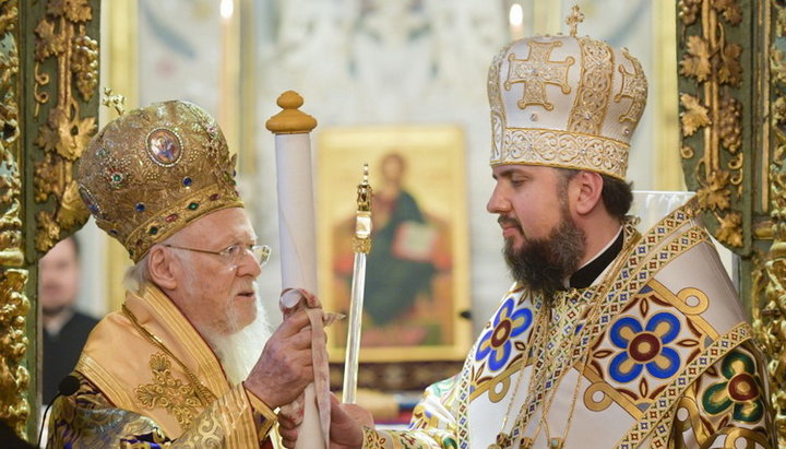Πατριάρχης Κωνσταντινουπόλεως Βαρθολομαίος και ο επικεφαλής της OCU Επιφάνιος Ντουμένκο. Φωτογραφία: QHA