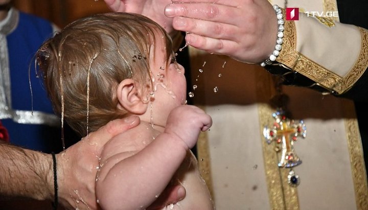 В Тбилиси состоялось очередное массовое крещение детей. Фото: Первый канал грузинского телевидения
