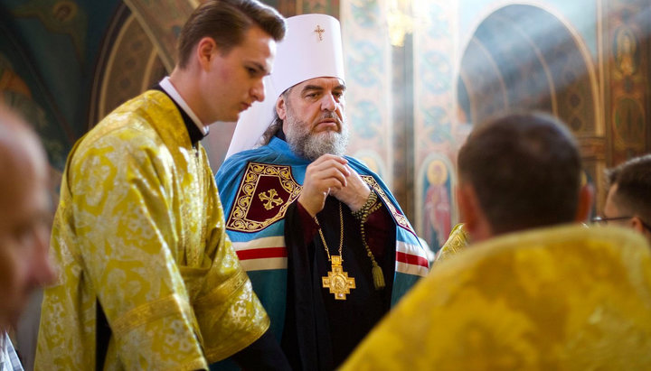 Экс-митрополит Симеон (Шостацкий) с подарком Патриарха Кирилла. Фото: Фейсбук