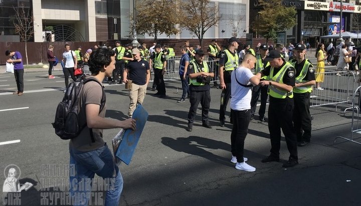 Полицейский кордон со стороны Майдана Незалежности, 27.07.19. Фото: СПЖ